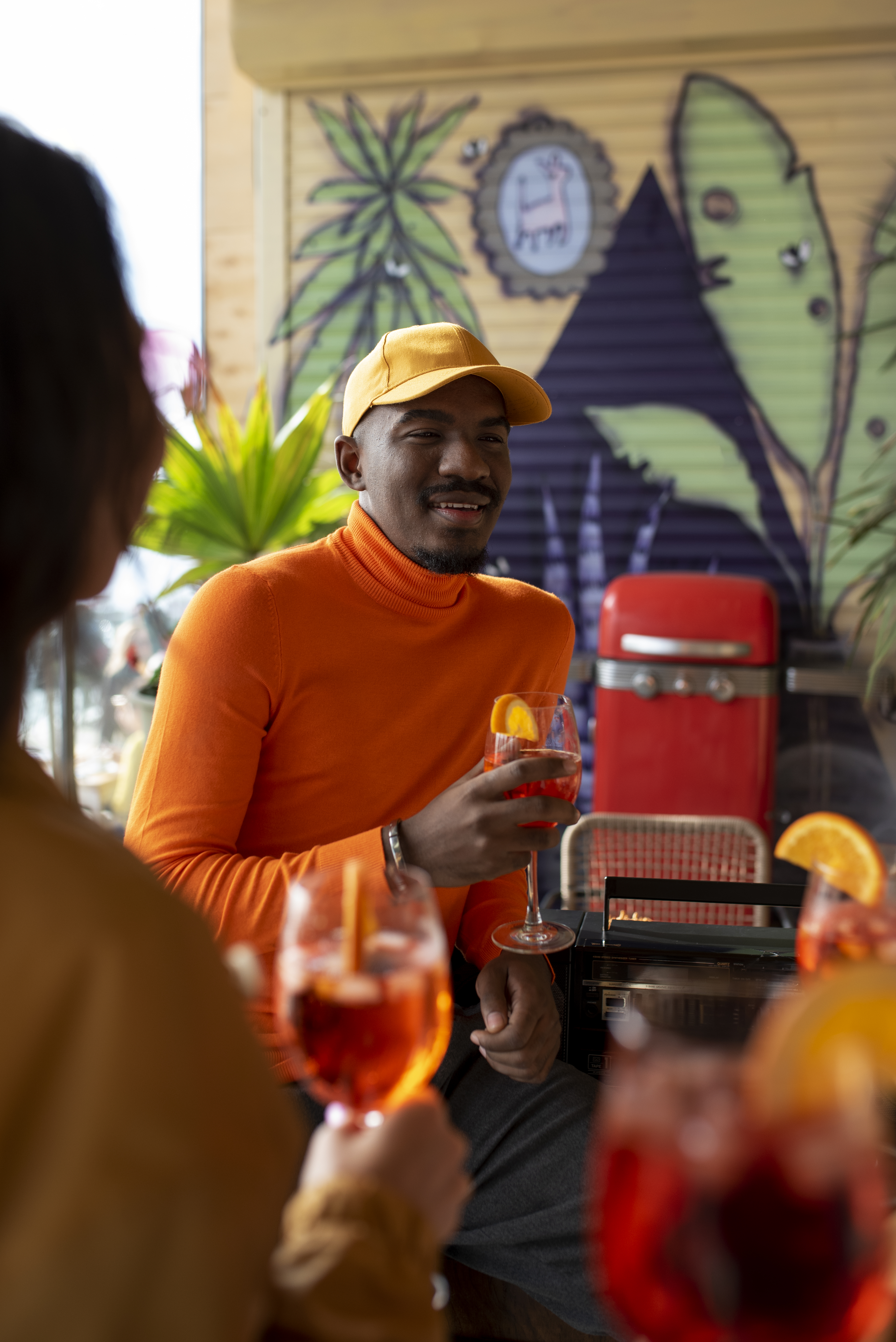 people-drinking-cocktails